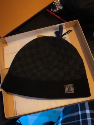Louis Vuitton mössa  - Hej säljer min Louis Vuitton mössa för jag inte använder den så mycket och tänker att den vara till användning hos någon annan. väldigt bra skick i övrigt. 
