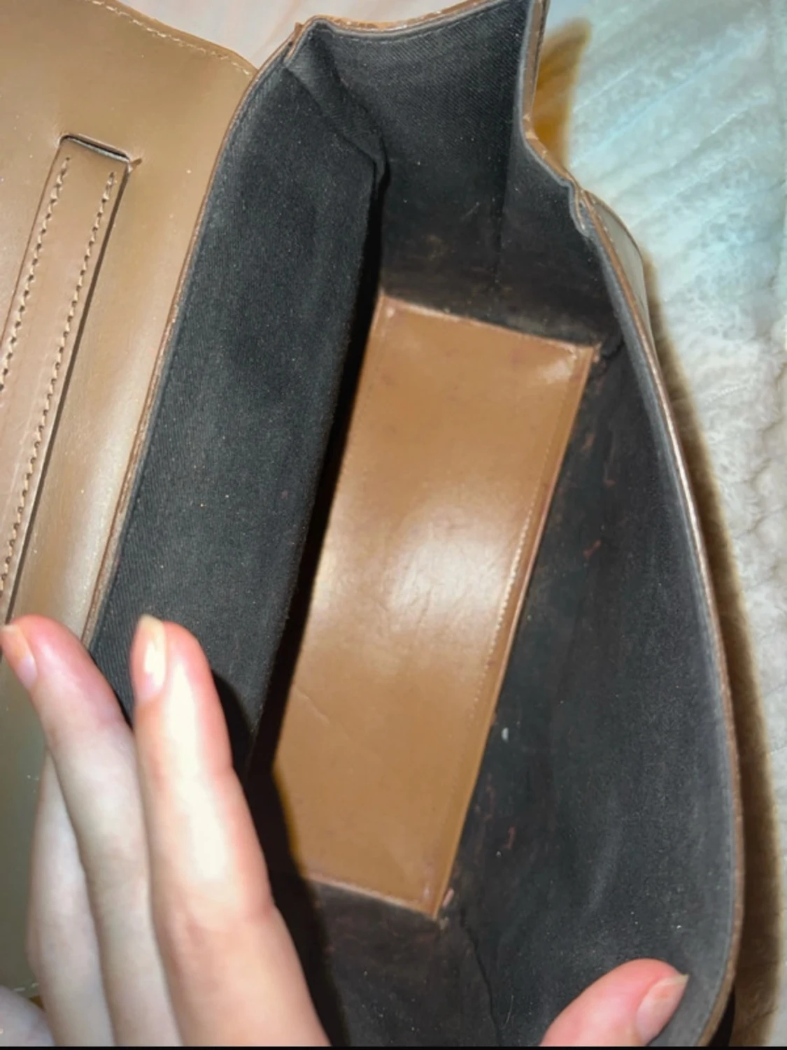 Brun handväska i skinn med snygg form - 2