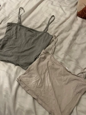 Två croppade linnetoppar i neutrala färger - Säljer dessa två linnen, alla använda men i ett fint skick. Inga skador eller liknande 