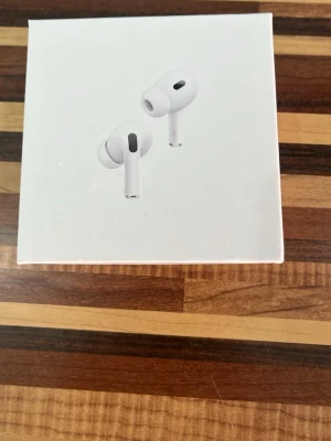 AirPods Pro - Säljer ett par AirPods Pro med laddningsetui. Hörlurarna är trådlösa och har aktiv brusreducering. Skicket är bra med mindre tecken på användning på etuiet. Perfekt för musik, samtal och träning.