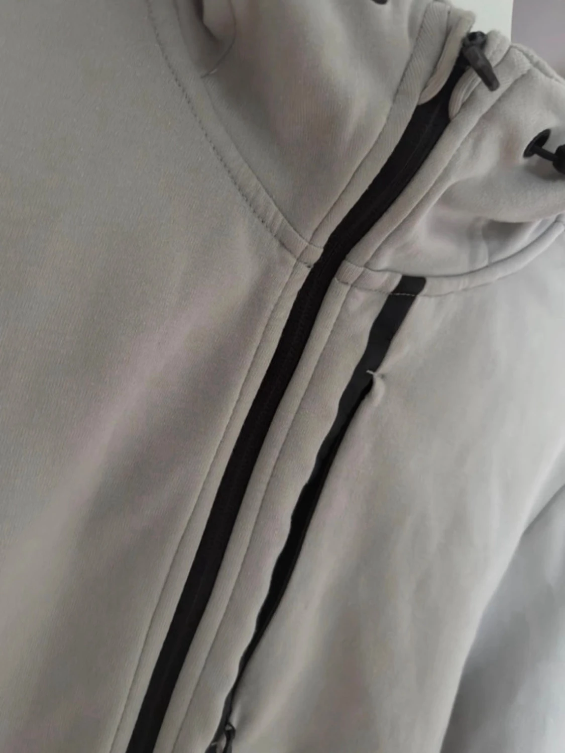 Ljusgrå vindjacka med huva - 1