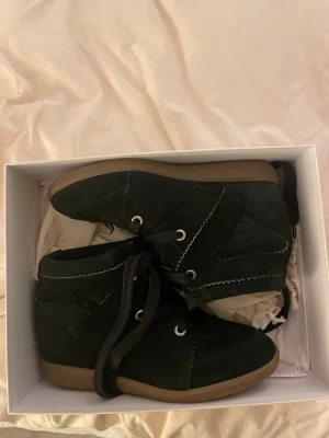 Svarta sneakers Isabel Marant strl 40 - Säljer ett par svarta sneakers från Isabel Marant i storlek 40. Passar mig som har 39. Köpte på sellpy men nästan helt oanvända av tidigare ägare och mig. Hör av er vid frågor eller fler bilder🥰❤️
