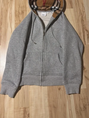 Burberry zip up - Säljer denna då den blivit för liten. Den är lite liten i storleken