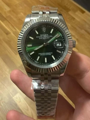Rolx Role Datejust Klocka Grön - Rolx Datejust i Emerald oyester! Nyaste modellen, Automatisk, rakt av kvalite, Den mest kvaliativa ute på marknaden! Kan justera till önskad längd. Helt ny och oanvänd.