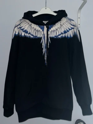 Marcelo burlon hoodie - Säljer en snygg Marcelo burlon hoodie i fint skick storlek M