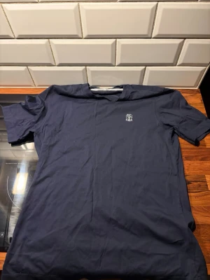 Brunello cucinelli T-shirt  - Säljer nu min sjukt snygga T-shirt ifrån Brunello cucinelli, ostruken nu dock😂 men inga defekter eller liknande, köpt på Mytheresa för 3499kr, kvitto medföljer. Storlek S men passar mer M