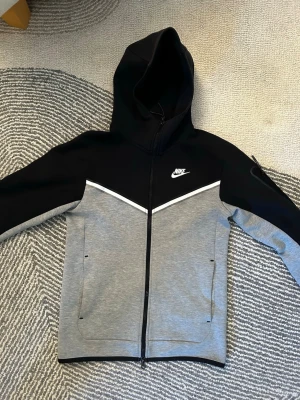 Nike tech - Säljer min Nike tech då jag inte använder den och för att den har blivit liten för mig