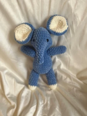 Blå elefant  - Virkad elefant som är ca 29 cm hög. 🌸Elefanten har Säkerhetsögon som inte rekommenderas för barn under tre år! 