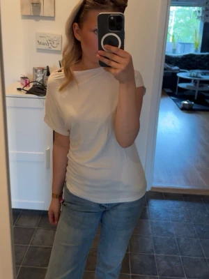 Vit basic t-shirt i storleken 160  - Enkel och stilren vit t-shirt med korta ärmar och rund hals i storleken 160 men passar även om man har xs-S T-shirten är i mjuk bomull och har en normal passform som funkar till allt. Perfekt att matcha med jeans eller shorts för en clean look.