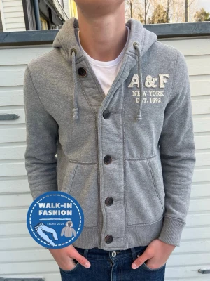 Abercrombie & Fitch hoodie  - Tja! Säljer nu denna sjukt snygga abercrombie & fitch hoodie som är vintage. Skick 8.5/10 sjukt bra utan synliga defekter! Modellen är 181 men passar apan bäst mellan 167-178 skulle ja säga! Hör av er vid funderingar!