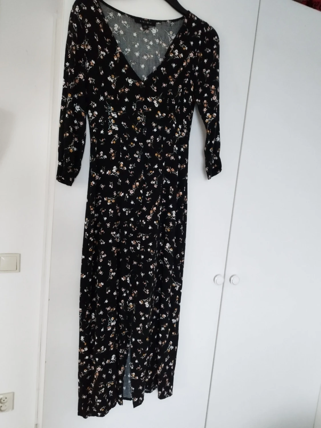 Svart blommig långklänning med v-ringning