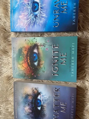Shatter Me / Unravel Me / Ignite Me - Upptäck en spännande bokserie med magiska omslag och mystiska ögon! Perfekt för dig som gillar dramatiska berättelser och starka karaktärer. Böckerna har en modern och fantasifull design som lockar till läsning och passar dig som vill försvinna in i en annan värld.