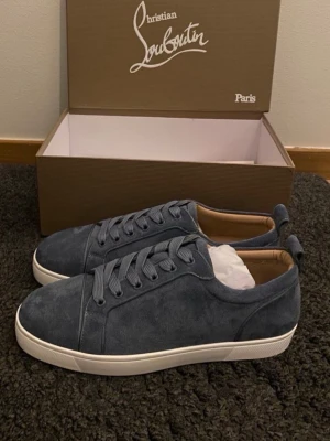 Blåa christian louboutin skor - Jag säljer dessa paret då ja fick dom som present och dom passar inte mig och känner att dom bara legat ett tag så känner att jag blir av med dom. Går ner i pris vid snabba affärer och endast seriösa köpare tack.