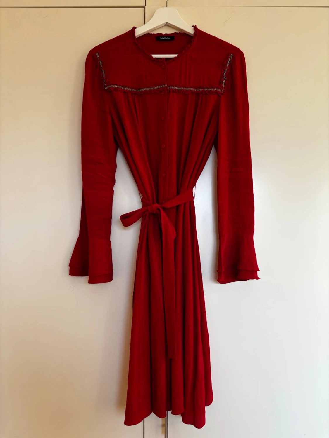 Röd midiklänning från MAX&Co. Storlek UK 10/S