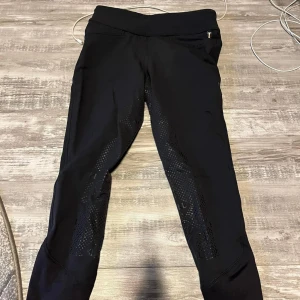 Marinblåa ridbyxor från Kingsland - Ett par marinblåa ridbyxor från kingsland i storlek 38. Knappt använda då dom är förstora så i fint skick. Pris kan diskuteras. 