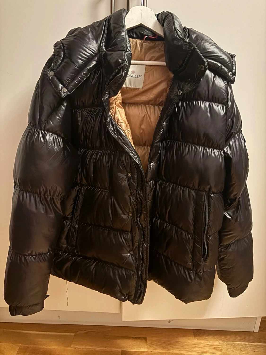 Svart Moncler pufferjacka med beige foder
