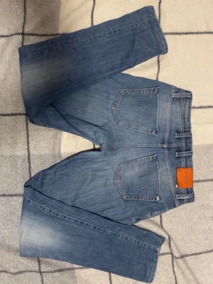 Tramarossa jeans - Sjukt feta Tramarossa jeans i storlek 31 men passar 33/32. Det saknas dock en knapp på flärpen.  Nypris 3000kr. Om du undrar något så är de bara att fråga 🙌🏻 Priet är ej hugget i sten