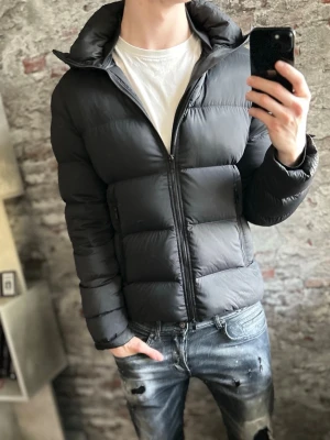 J Lindeberg jacka - Säljer denna riktigt snygga j Lindeberg puffer jacketen i mycket bra skick inga defekter!⭐️Storlek M passar M!🤝Nypriser ligger på 4000kr!👍Hör gärna av er om ni har funderingar!🙌