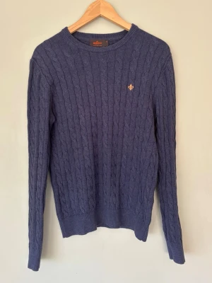 Blå kabelstickad tröja från Morris - Blå kabelstickad tröja från Morris i 100% bomull | Storlek M | Mycket bra skick 