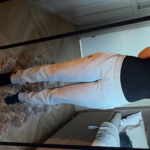 Grå mjukisbyxor från Adidas - Säljer ett par grå mjukisbyxor från Adidas med klassisk logga på benet. Byxorna har elastisk midja super bekväma 💕