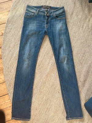 Jacob Cohen  - Säljer ett par Jacob Cohën-jeans, modell 622 Comfort, i storlek 30. Jeansen är i mycket fint skick, 9–10, i jättebra skick och nästan helt nya. Nypris ca 5 000 kr. Bekväm passform och mycket hög kvalitet.  Hör av dig vid frågor eller för fler bilder. Pris kan diskuteras vid snabb affär.
