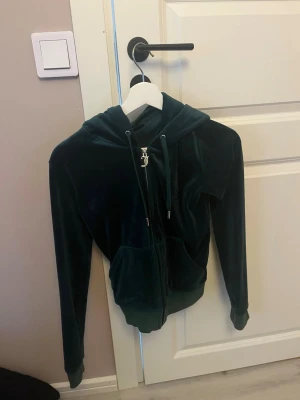 Juicy couture tröja  - Det är den nya modellen av juicy tröjorna i färgen mörkgrön 