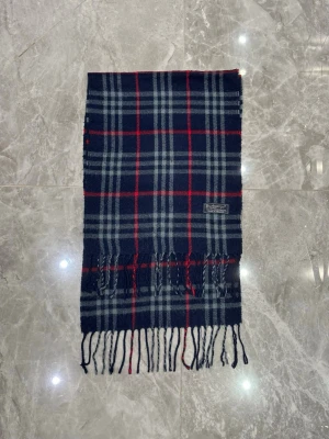Burberry Classic Scarf - Burberry Classic Scarf | Modell: Classic Scarf Skick: Fint | Nypris: 4599 kr | Storlek: No Size | Hör av dig vid minsta fundering 📦