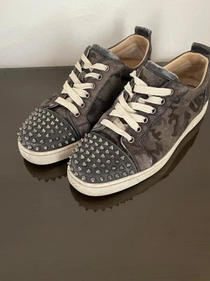 Christian Louboutins storlek 39,5  - Sjukt feta Christian Louboutins i storlek 39,5 (utan sulla kan man ha up till 43) färgen har gått bort lite på hälen men går enkält o fixa med läderfärg. Inget og tyvär därför är priset så lågt. självklart äkta! Pris är ej hugget i sten först till kvarn.