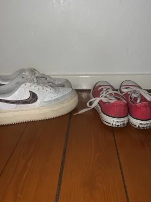  Retro Converse röda + Nike sneakers leopard -  Ett par röda retro Converse i storlek 36-38 inte jätte slitna från skillnad till snöre på skorna. +1 par högplatå sneakers från Nike då Nike loggan är i Leopardmönster 