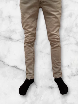 Dondup Jeans George - Dondup Jeans George trendigaste jeansen på marknaden. Skicket 9,5/10. Nypris runt 4000kr, säljs för 849kr.(Modellen har lite slitningar som är orginala ifrån fabriken)