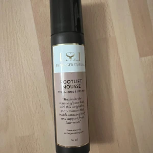 Rootlift Mousse från Lernberger Stafsing - Rootlift Mousse Volumizing & Lifting från Lernberger Stafsing, 80 ml. Kommer i en svart och beige flaska med gulddetaljer. Moussen är viktlös och ger volym och lyft från hårroten. Perfekt för dig som vill ha extra fyllighet och stadga i håret.