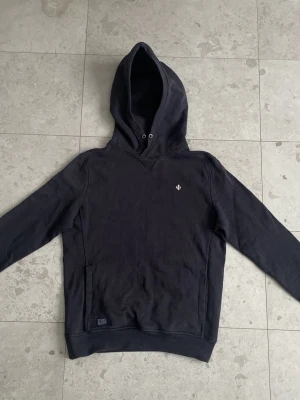 Morris Hoodie Marinblå - Tja! Säljer nu min fina marinblåa hoodie ifrån Morris eftersom att den inte passar längre. || Skick: 7.6/10, tecken på användning lite här och var, snöret till luvan saknas || Storlek: M || Hör gärna av dig vid frågor eller funderingar!😁