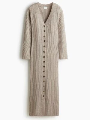 Beige stickad långklänning med knappar - Säljer en beige ribbad långklänning med v-ringning och långa ärmar. Klänningen har snygga knappar hela vägen framtill och är stickad i ett mjukt material som känns skönt mot huden. Perfekt för dig som gillar en chill och stilren look. 