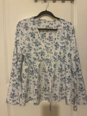 SHEIN blus  - Blus från shein i storlek S (har vanligtvis XS men denna passar bra ändå) Använt fåtal gånger och är i bra skick. Inga fläckar eller defekter