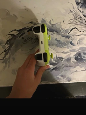 EasySMX Game Controller - Trådlös EasySMX spelkontroll i limegrönt och vitt. Passar till PC och andra kompatibla enheter. Kontrollen är i gott skick med alla knappar och spakar intakta. Perfekt för gaming med ergonomisk design och responsiva knappar.