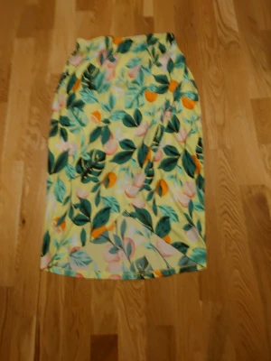 Glad omlott kjol  - Omlott kjol i glada färger. Jättefin på sommaren och till stranden. Storlek S men liten i storlek. 