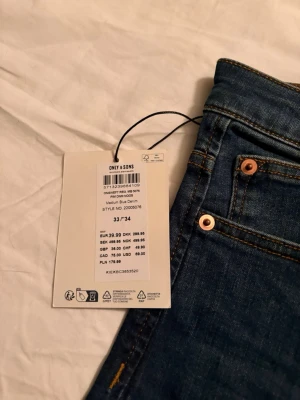 Only & Sons blå jeans Weft Regular - Snygga jeans från Only & Sons i modellen Weft Regular. Färgen är mediumblå denim med klassiska kontrastsömmar och kopparfärgade nitar. Rak passform med normal midja och fem fickor. Materialet är slitstarkt jeans-tyg i bomull. Perfekt för dig som gillar enkel och stilren look.
