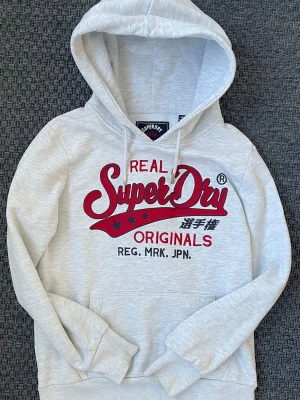 Vintage 2000s Superdry Hoodie (Limited edition) - Säljer nu denna sjukt snygga vintage 2000s Superdry Limited edition hoodie i perfekt skick😊 Säljs ej längre i butik och är mycket eftertraktad 🙌Storlek S och passar true to size! Skriv vid funderingar 📲🤩