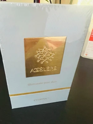 Acceleré Eyesonic+ ögonvårdsenhet - Acceleré Eyesonic+ är en hightech ögonvårdsenhet i silver med digital display. Den har blått och rött ljus för att lugna huden och stimulera kollagen, perfekt för att behandla mörka ringar och fina linjer runt ögonen. Laddas via USB och är smidig att ta med.