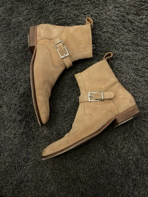 Tigha Chelsea boots  - Riktigt feta chelsea boots från märket tigha. Väldigt bekväma och bra kvalité. Storlek 42 