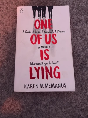 One of Us Is Lying - Fem elever hamnar i kvarsittning, men bara fyra går därifrån levande. En spännande bok om hemligheter, misstankar och hur långt man är beredd att gå för att skydda sig själv. Perfekt för dig som gillar mysterier och drama i skolmiljö!