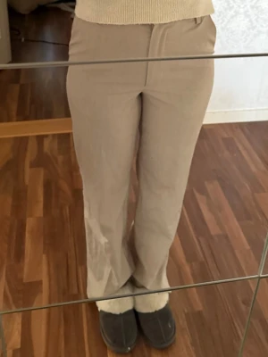 Beige kostymbyxor - Säljer dessa kostymbyxor från bikok som inte kommer till användning, har använt dom ca 2 gånger. Högmidjade tunnare kostymbyxor. Dom är inte strykta på bilden så därför är dom lite skrynkliga💕