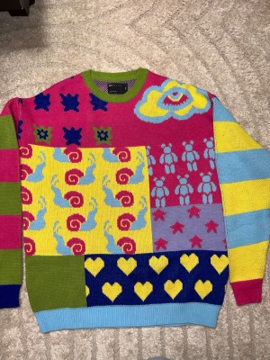 Färgglad stickad tröja från ASOS DESIGN - Storleken är 2xs men den är stor i passform som S small 