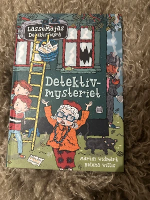 Detektivmysteriet - Följ med Lasse och Maja när de tar sig an ett nytt mysterium i Valleby! En värdefull tavla har stulits och det är upp till dem att avslöja sanningen. Perfekt för unga deckarfans som gillar spänning och kluriga gåtor.