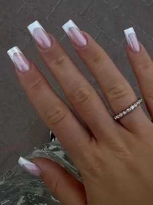 Handgjorda lösnaglar - Skriv till mig vid frågor, önskemål, storlek och vid beställningar!✨ Jag svarar snabbt. Säljer bland annat tre olika nageldesigner: klassisk fransk manikyr med vita tippar på fyrkantiga och mandelformade naglar, samt en söt rosa design med vita prickar på spetsiga naglar.  Priset varierar mellan 50 - 100kr. Perfekt för dig som gillar stilrena och gulliga naglar.🤍 Lim, nagelfil och nagelbandspusher ingår!💖💖