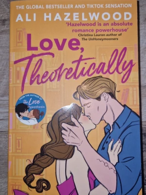 Love, Theoretically - En charmig och nördig romcom om Elsie, en teoretisk fysiker som jonglerar livet som adjunkt och fejk-flickvän. När hon möter Jack, en attraktiv fysiker, ställs hennes värld på ända. Perfekt för dig som gillar smarta, roliga och romantiska berättelser med inslag av vetenskap.