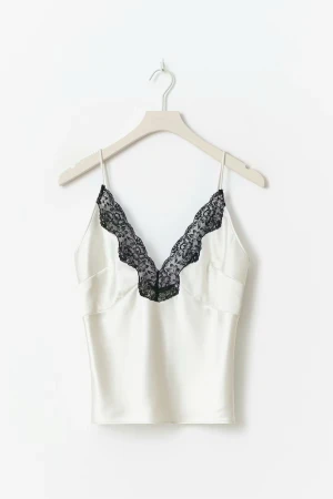 Vit satinlinne med svart spets - Ny utan prislapp. Slutsåld. Säljer då den tyvärr inte kommer till användning 