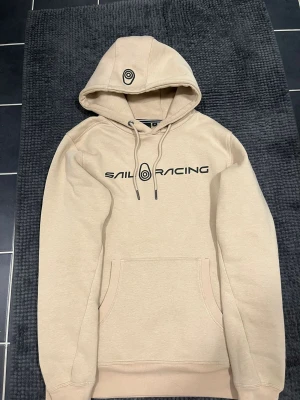 Sail racing  - Säljer en sail racing Hoodie som jag köpte nyligen men inte passar bra på mig. Helt ny använd bara hemma. Storlek S. Pris kan diskuteras vid snabbaffär.