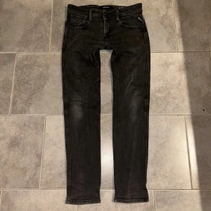 Replay Anbass - Dessa schyssta Replay Anbass storlek 31, sitter bekvämt runt höfterna och sätter sig slim runt bena med en låg midja. Perfekta jeans med populär bakgrund. Hör av dig vid något minsta intresse. MVH LUNDGRENS 