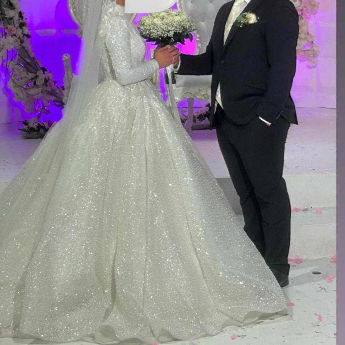 Glittrig brudklänning - 1